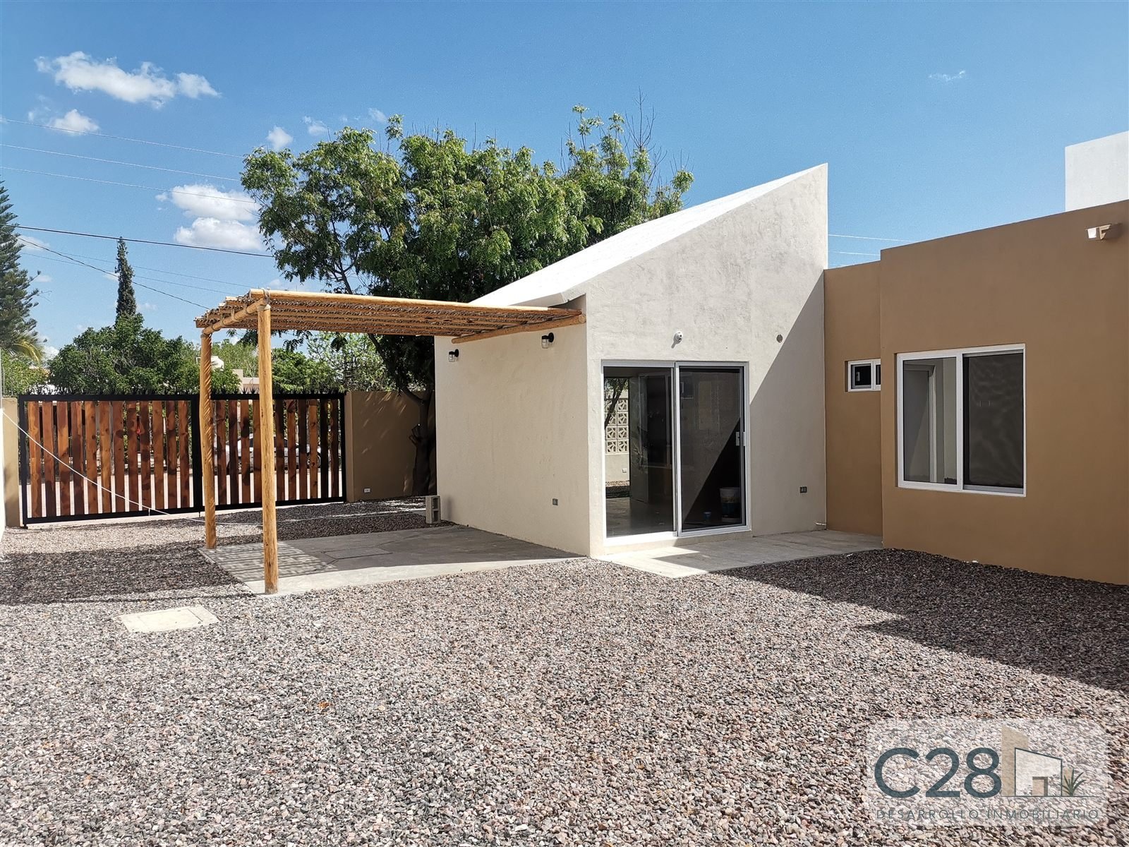Patio y fachada terminada de Habitacional Palo Amarillo